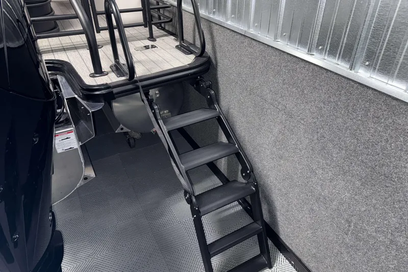 Slide: The Image of Ladder on 2026 Sylvan L3 CLZ DH Platinum boat, featuring sleek design and durable materials. - 27