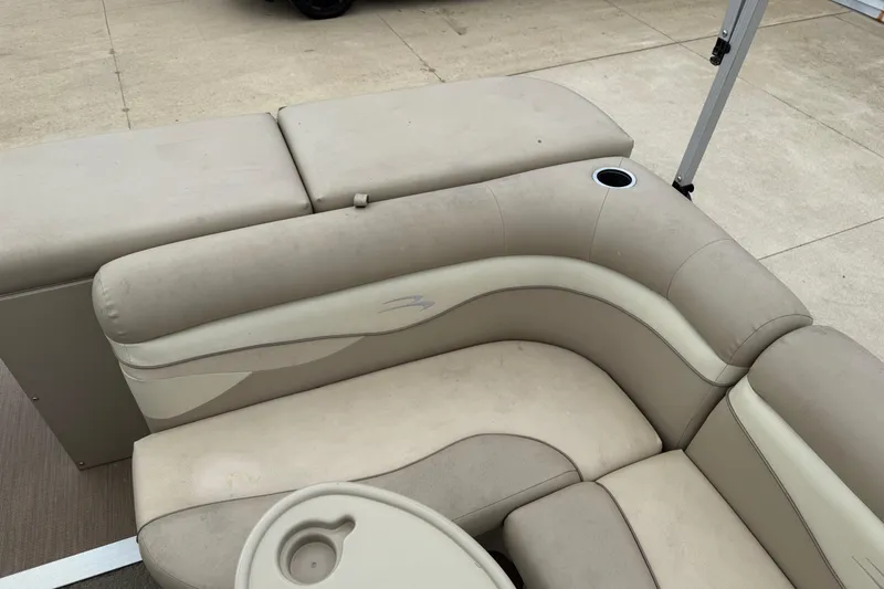 Slide: The Image of Beige seating area on a 2015 Bennington 18 SLX pontoon boat. - 19
