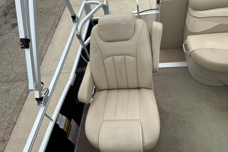 Slide: The Image of Beige captain's chair on 2015 Bennington 18 SLX pontoon boat. - 21