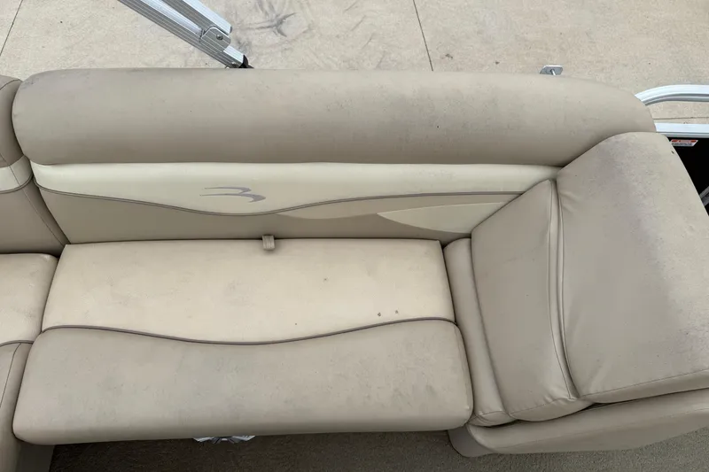 Slide: The Image of Beige seating on 2015 Bennington 18 SLX boat, showing slight wear. - 23