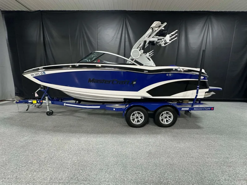 Slide: The Image of MasterCraft X20 2017 - 0