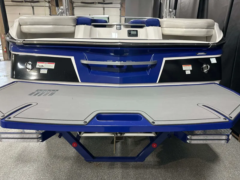 Slide: The Image of MasterCraft X20 2017 - 11