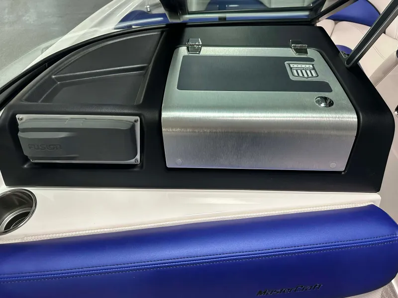 Slide: The Image of MasterCraft X20 2017 - 44