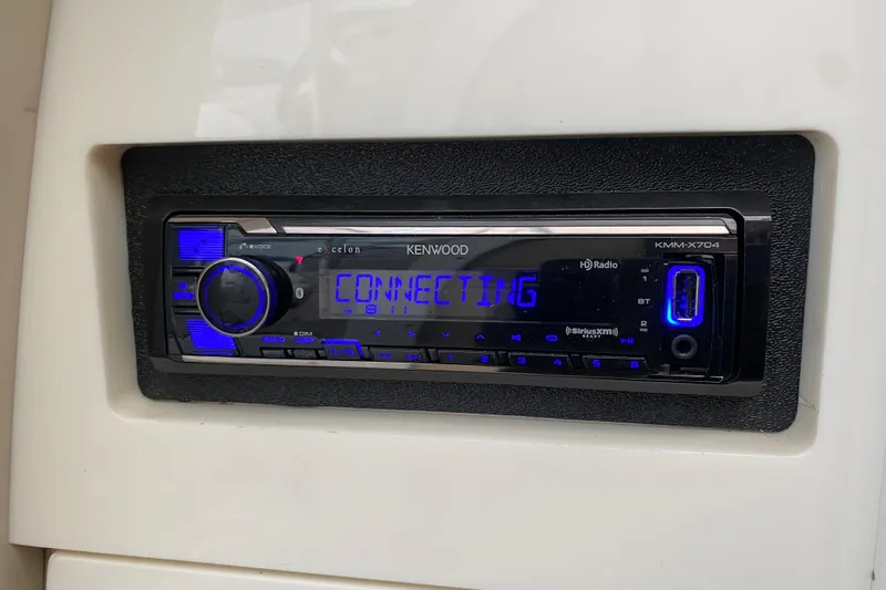 Slide: The Image of Kenwood stereo system in 2006 Formula 400 Super Sport, displaying "Connecting." - 21