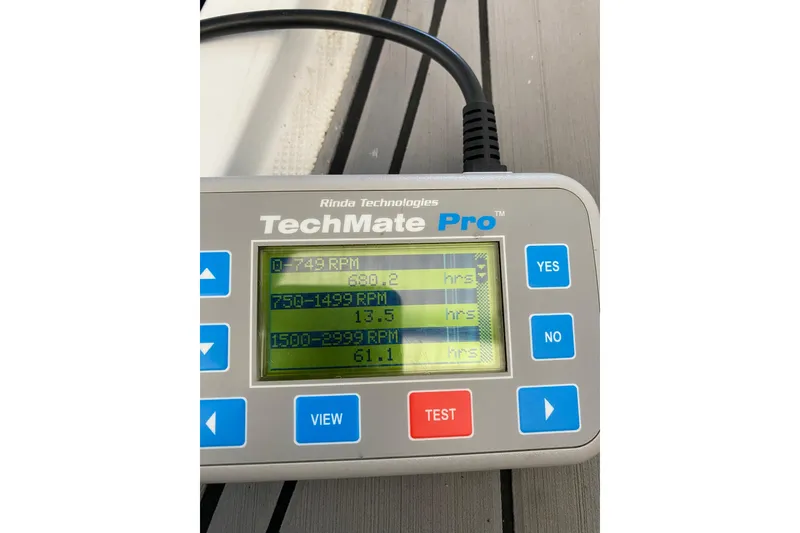 Slide: The Image of TechMate Pro device displaying RPM hours for a 2006 Formula 400 Super Sport. - 30