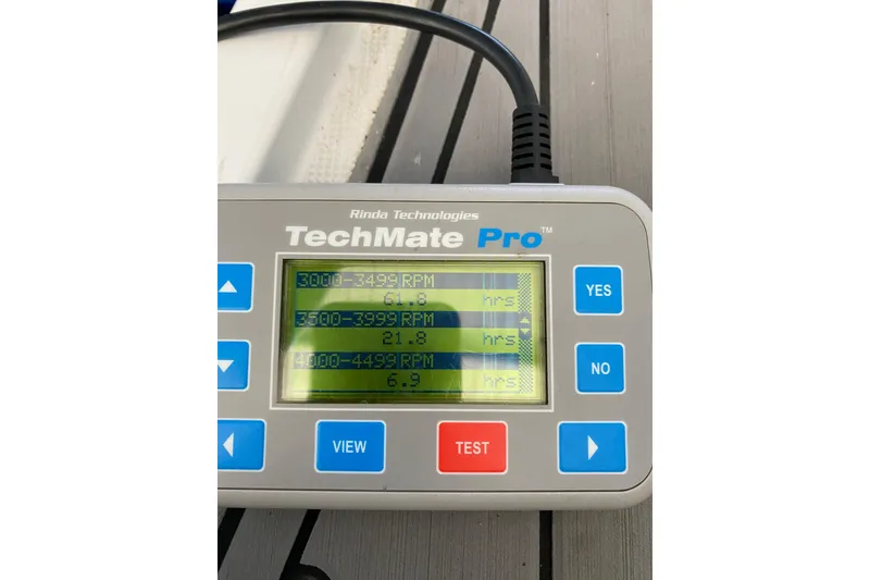 Slide: The Image of TechMate Pro device displaying RPM hours for a 2006 Formula 400 Super Sport. - 31