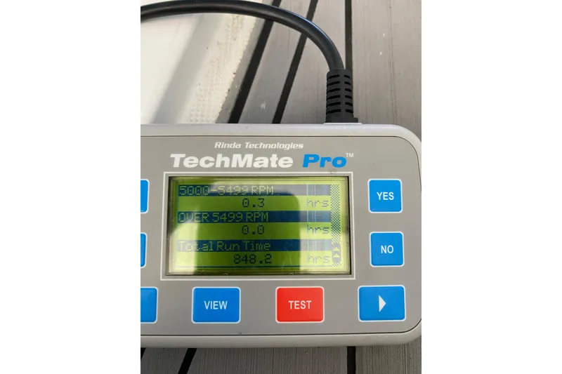 Slide: The Image of TechMate Pro diagnostic tool displaying engine run time for 2006 Formula 400 Super Sport. - 32