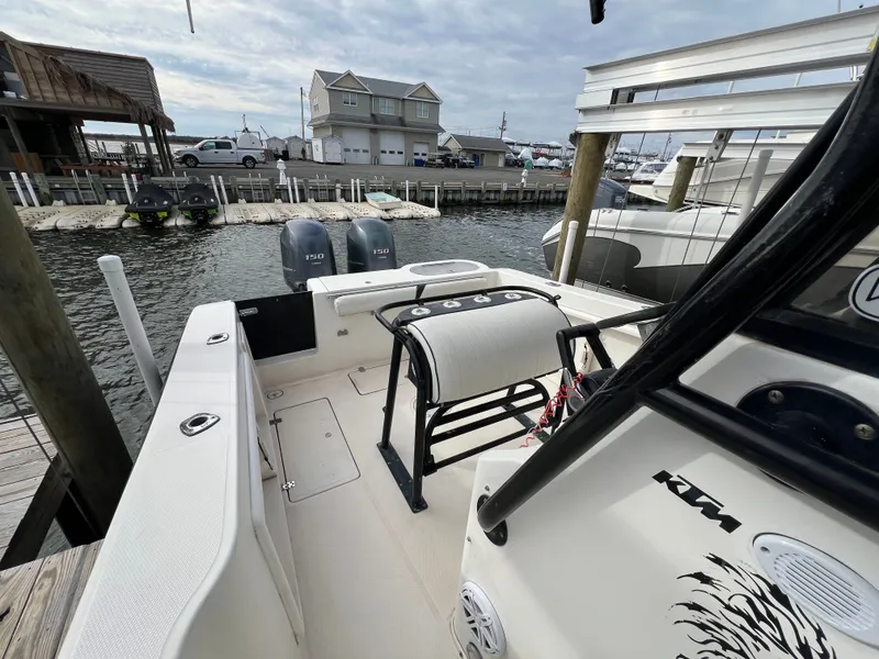 Slide: The Image of Mako 232 Center Console 2001 - 8