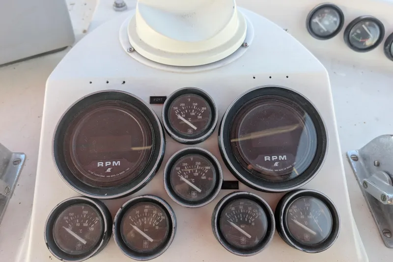Slide: The Image of Flybridge Gauge Panel - 60