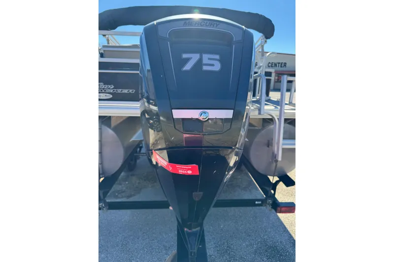 Slide: The Image of 2016 Sun Tracker Fishin' Barge 20 DLX with Mercury 75 outboard motor. - 4