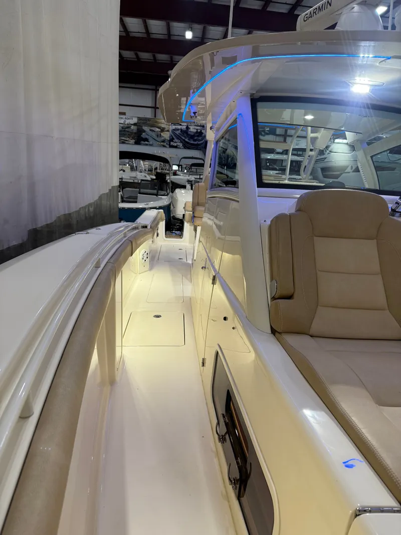 Slide: The Image of Scout 380 LXF 2018 - 14