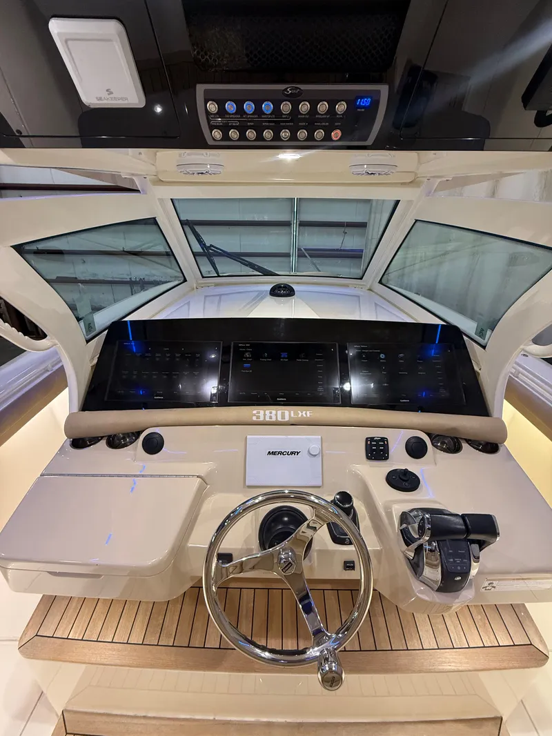 Slide: The Image of Scout 380 LXF 2018 - 9