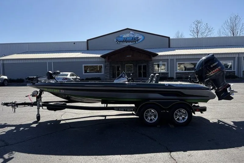 The Image of 2018 Skeeter ZX225 boat with Yamaha engine parked outside a dealership. - 1