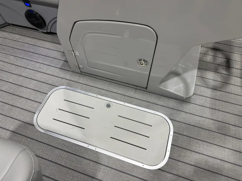 Slide: The Image of Bentley Pontoons Legacy 250HP 223 Navigator DL Quad Lounge Tritoon 2026 - 23