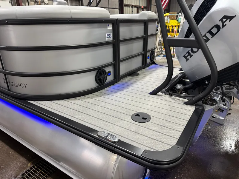 Slide: The Image of Bentley Pontoons Legacy 250HP 223 Navigator DL Quad Lounge Tritoon 2026 - 41