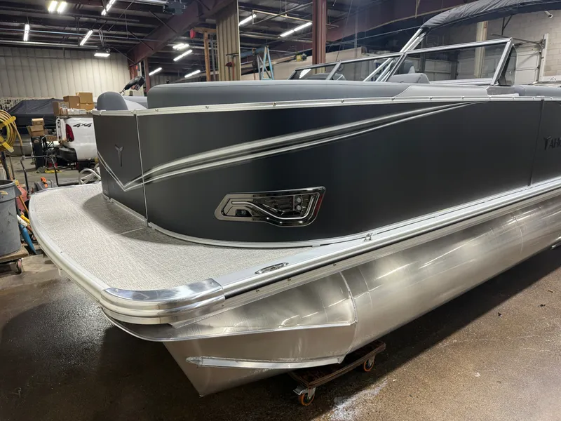 Slide: The Image of Tahoe LTZ 2385 Swingback (VRB) Windshield Tritoon & Honda 4-Stroke EFI 2026 - 41