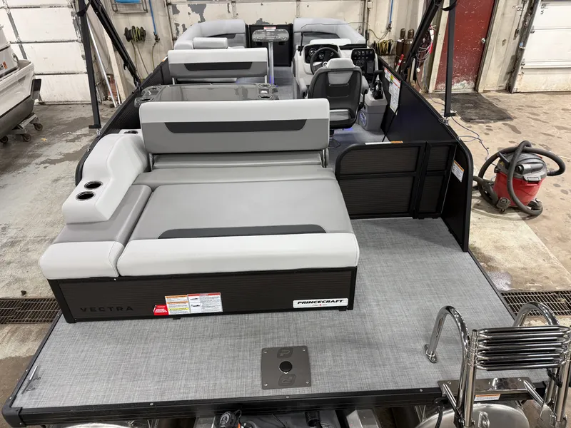 Slide: The Image of Princecraft Vectra 23 RL 2026 - 6