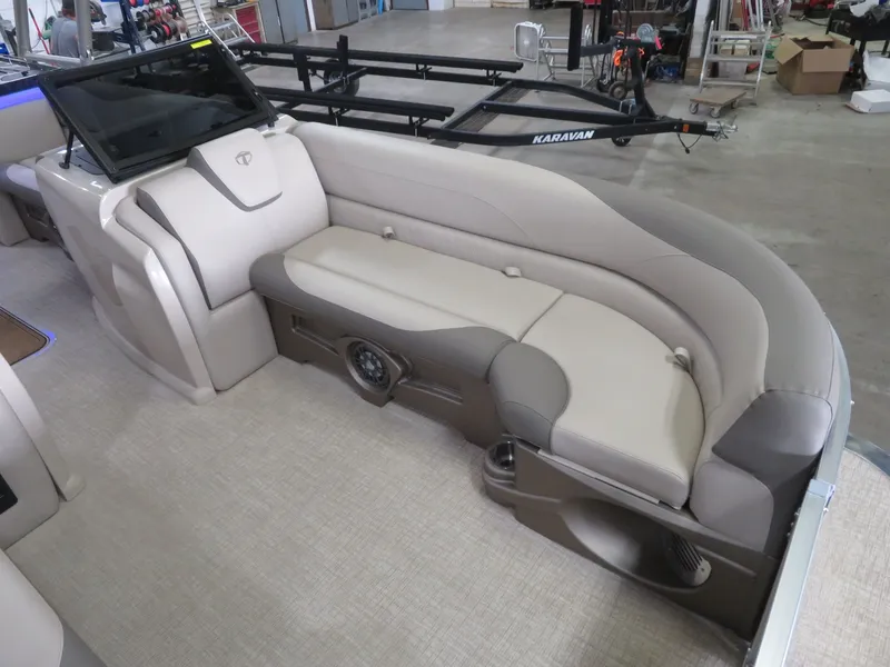 Slide: The Image of Tahoe LTZ 2385 Elite Windshield Tritoon & Suzuki 200HP 4-Stroke EFI 2024 - 10