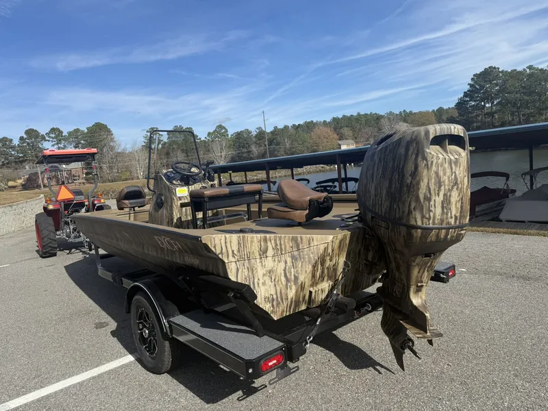 Slide: The Image of Excel 206 Stalker Center Console 2026 - 3