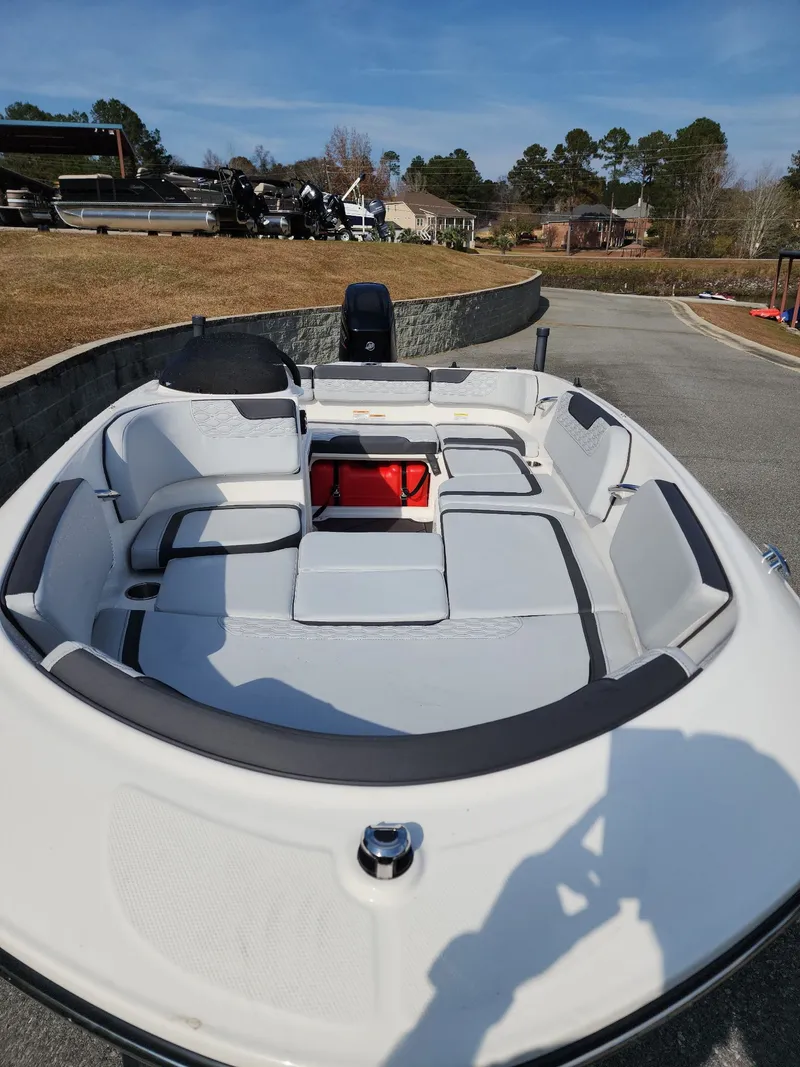 Slide: The Image of Bayliner Element E15 2024 - 3