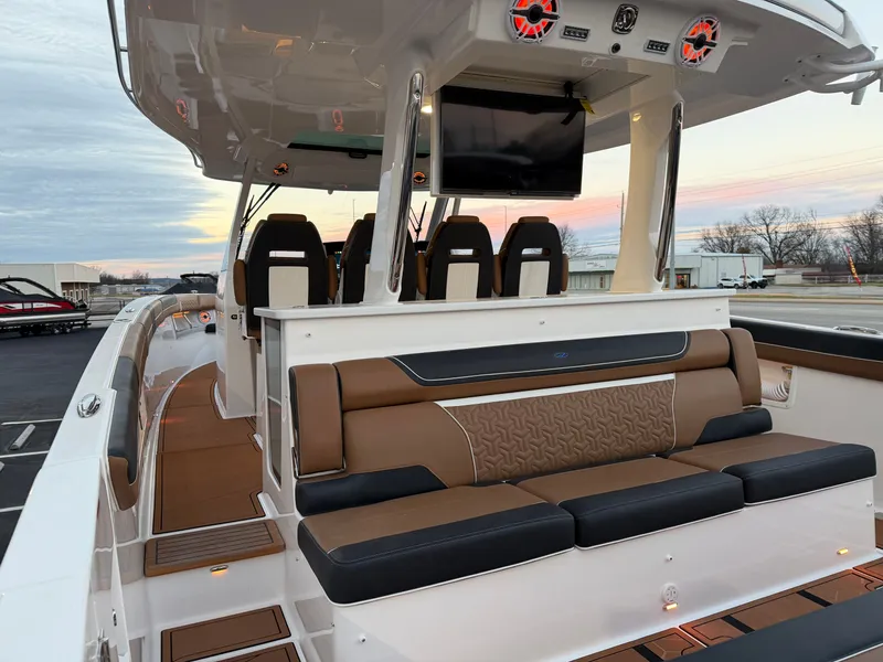 Slide: The Image of Regal 38SAV SURF 2026 - 12