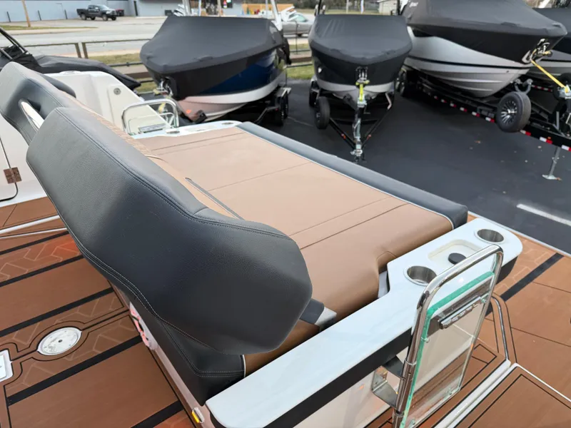 Slide: The Image of Regal 38SAV SURF 2026 - 16