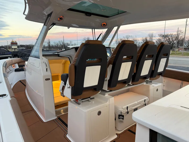 Slide: The Image of Regal 38SAV SURF 2026 - 19