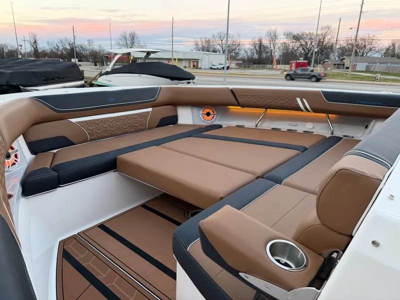 Slide: The Image of Regal 38SAV SURF 2026 - 24