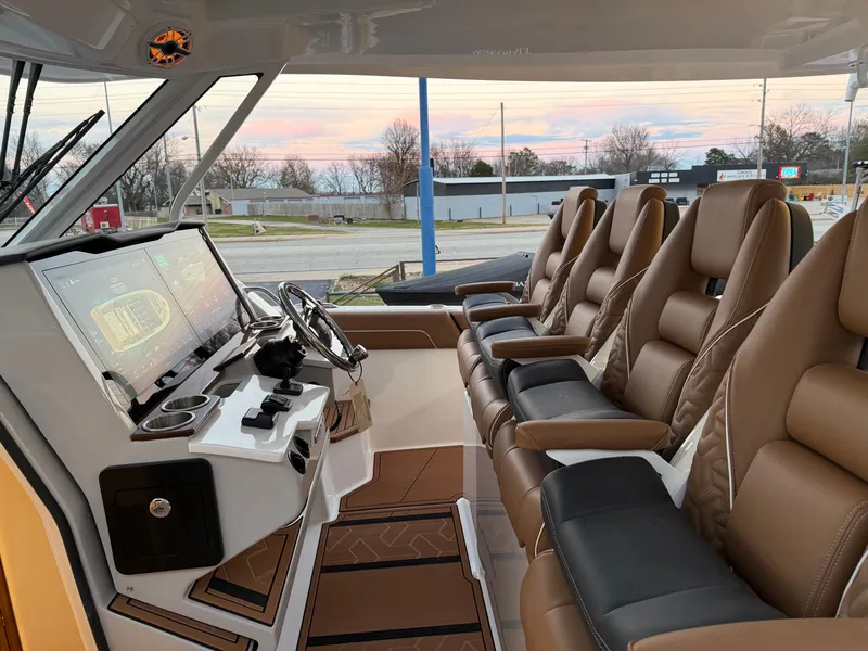 Slide: The Image of Regal 38SAV SURF 2026 - 30