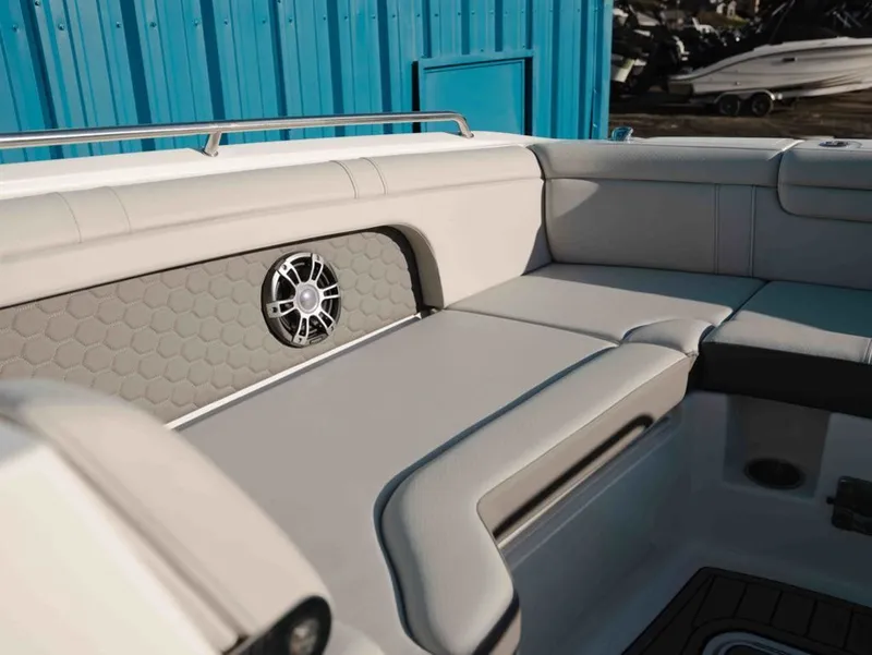 Slide: The Image of Sea Ray SDX 290 2025 - 10