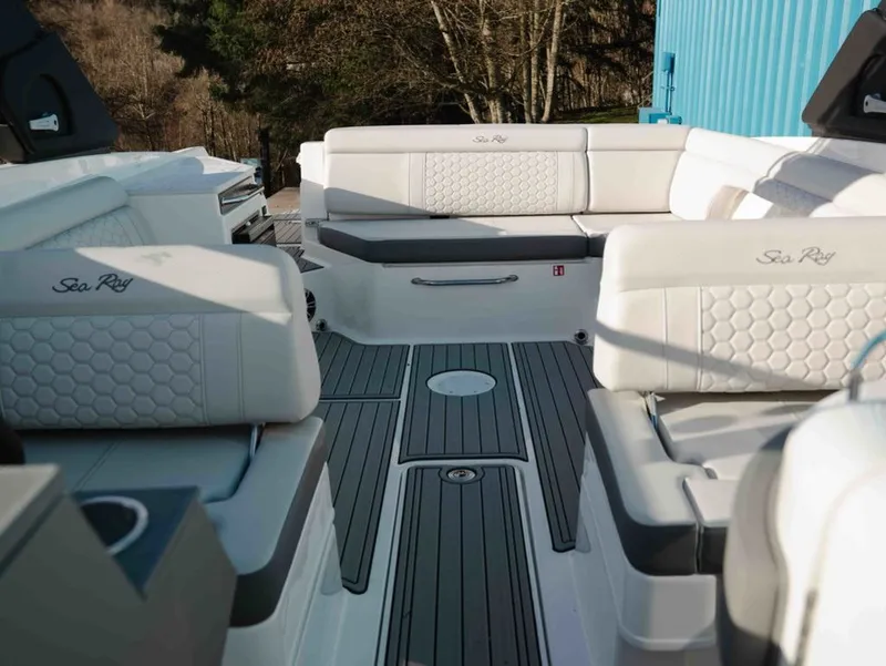 Slide: The Image of Sea Ray SDX 290 2025 - 13