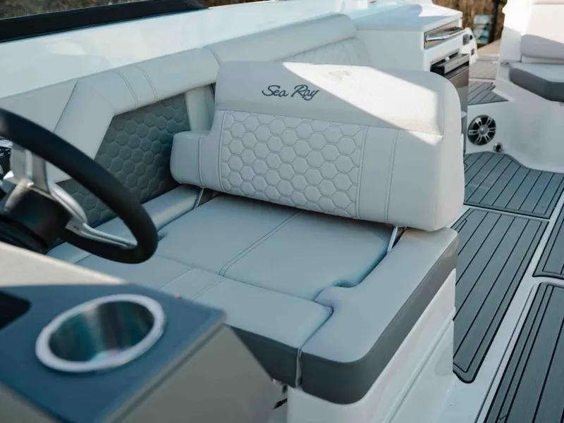 Slide: The Image of Sea Ray SDX 290 2025 - 14