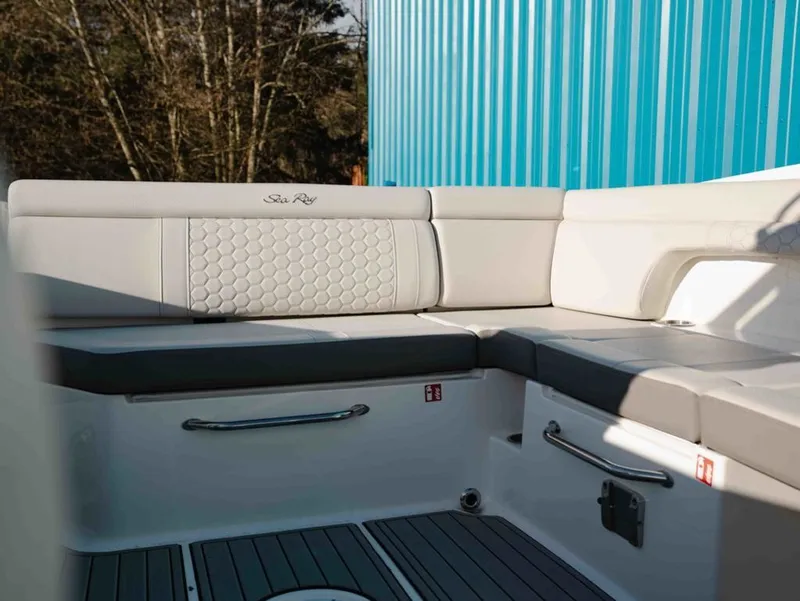 Slide: The Image of Sea Ray SDX 290 2025 - 16