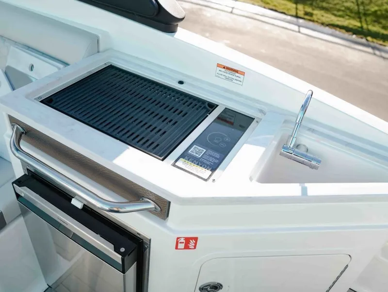 Slide: The Image of Sea Ray SDX 290 2025 - 19