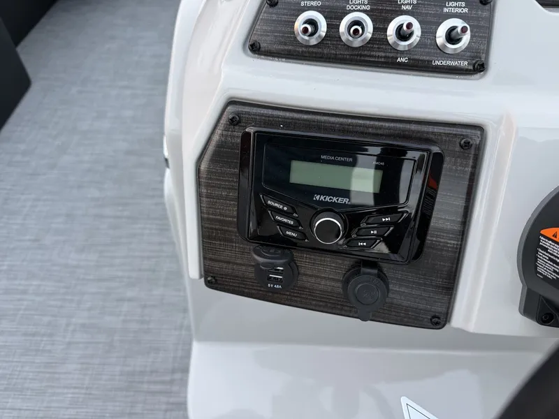 Slide: The Image of Lowe SS230 LWC00373G526 2026 - 12