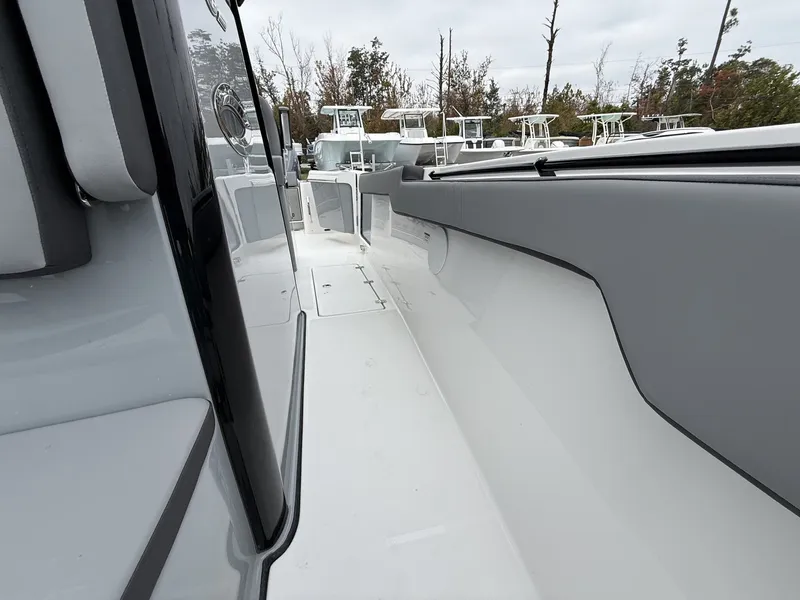 Slide: The Image of Sea Pro 292 SEAKEEPER RIDE AND YAMAHA 300S 2026 - 7