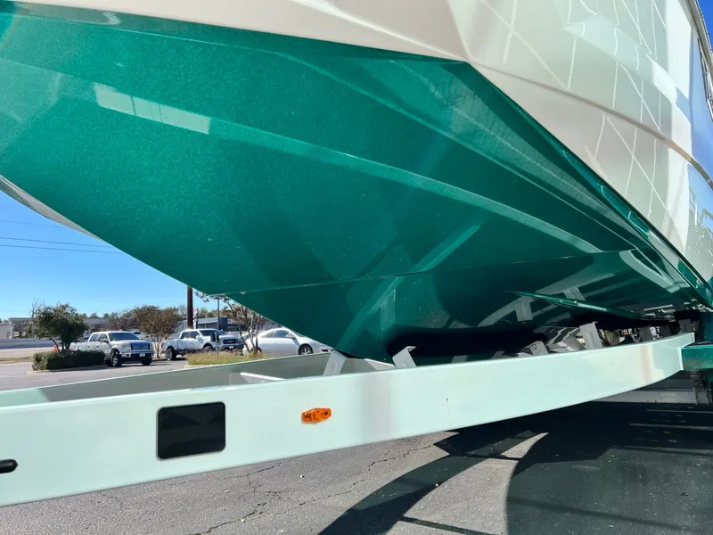 Slide: The Image of Tigé Ultré 25ZX 2024 - 10