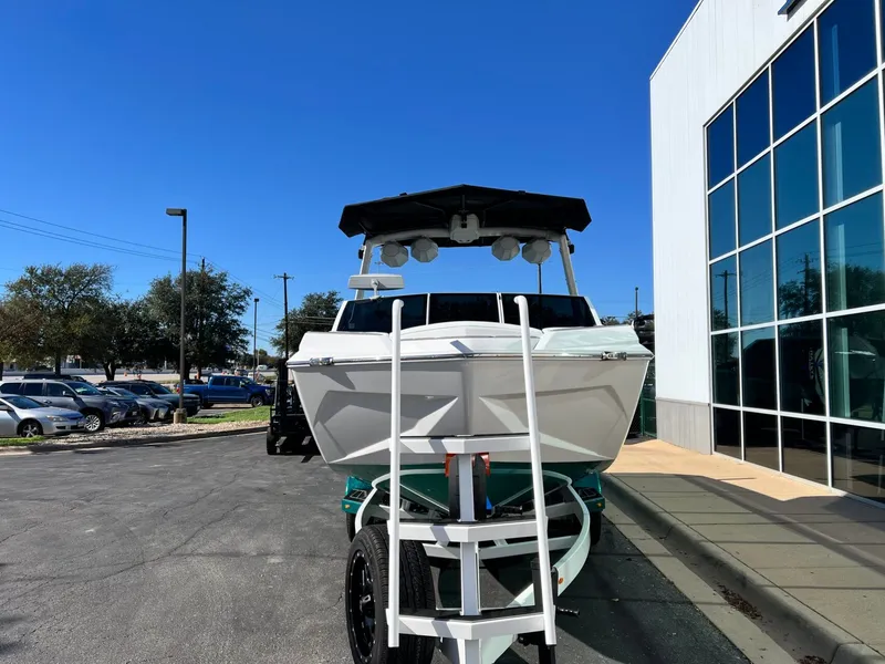 Slide: The Image of Tigé Ultré 25ZX 2024 - 11