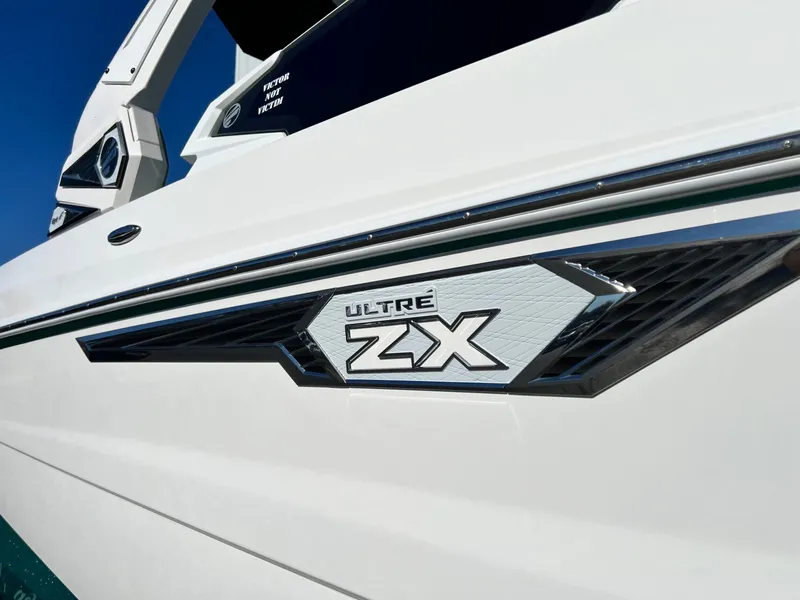 Slide: The Image of Tigé Ultré 25ZX 2024 - 12