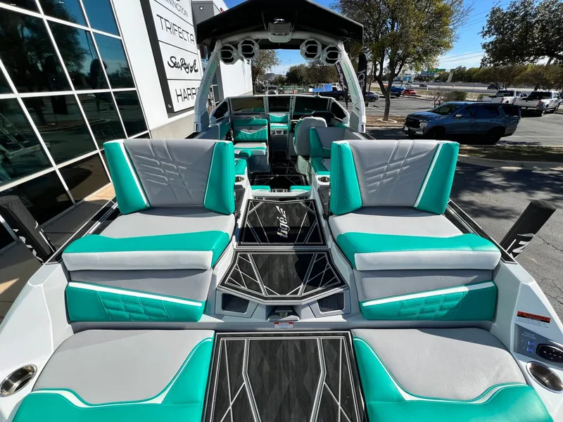 Slide: The Image of Tigé Ultré 25ZX 2024 - 16