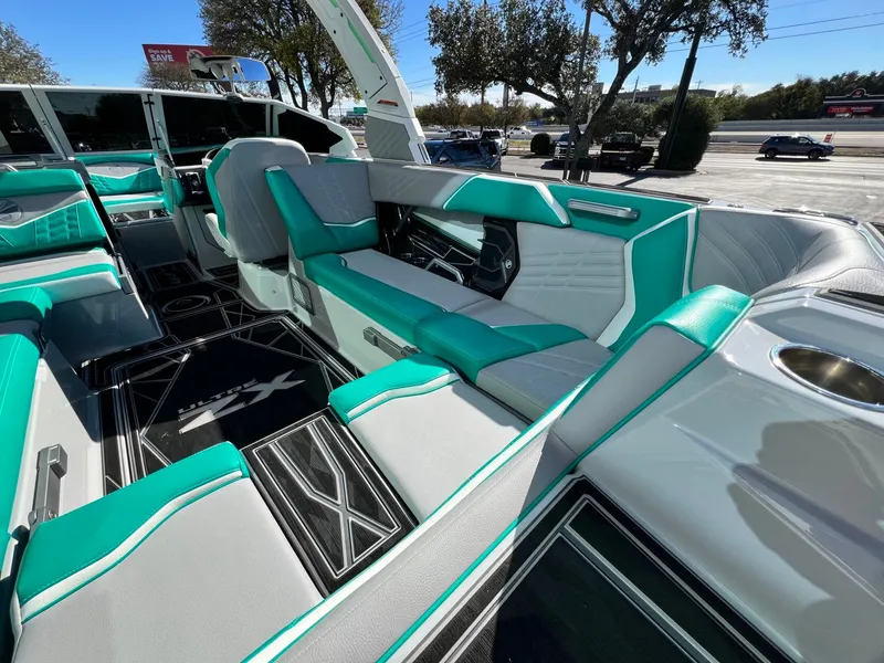 Slide: The Image of Tigé Ultré 25ZX 2024 - 20