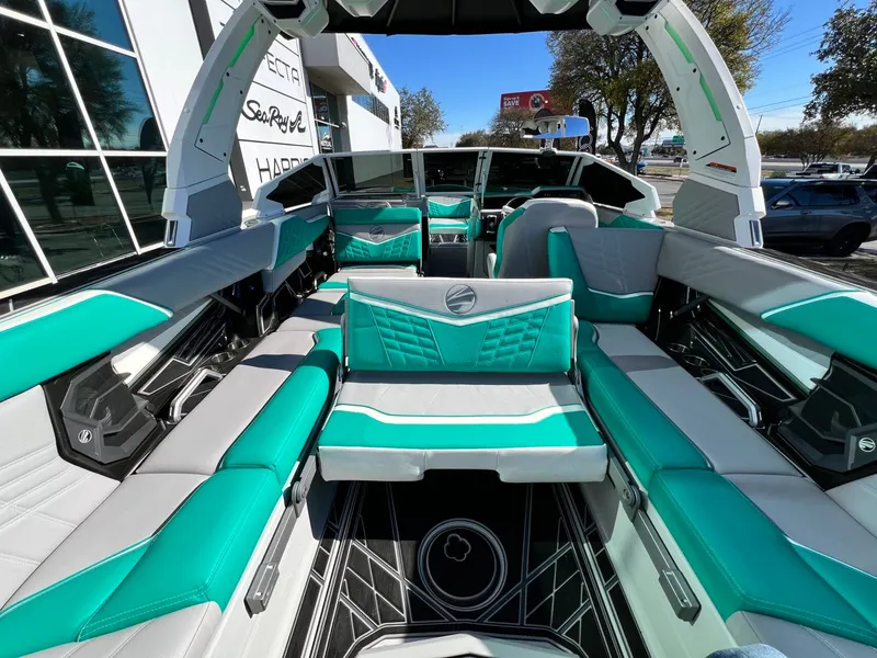 Slide: The Image of Tigé Ultré 25ZX 2024 - 21