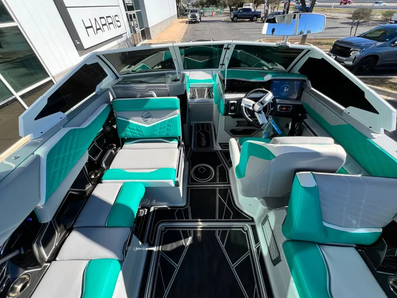 Slide: The Image of Tigé Ultré 25ZX 2024 - 22