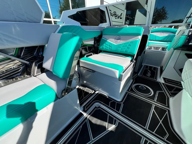 Slide: The Image of Tigé Ultré 25ZX 2024 - 24