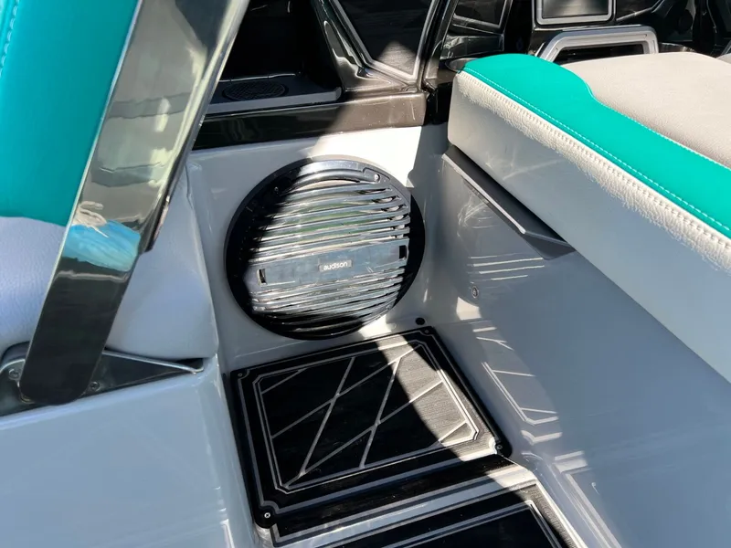 Slide: The Image of Tigé Ultré 25ZX 2024 - 25