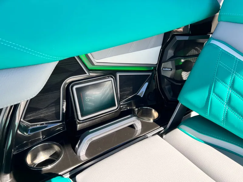 Slide: The Image of Tigé Ultré 25ZX 2024 - 26