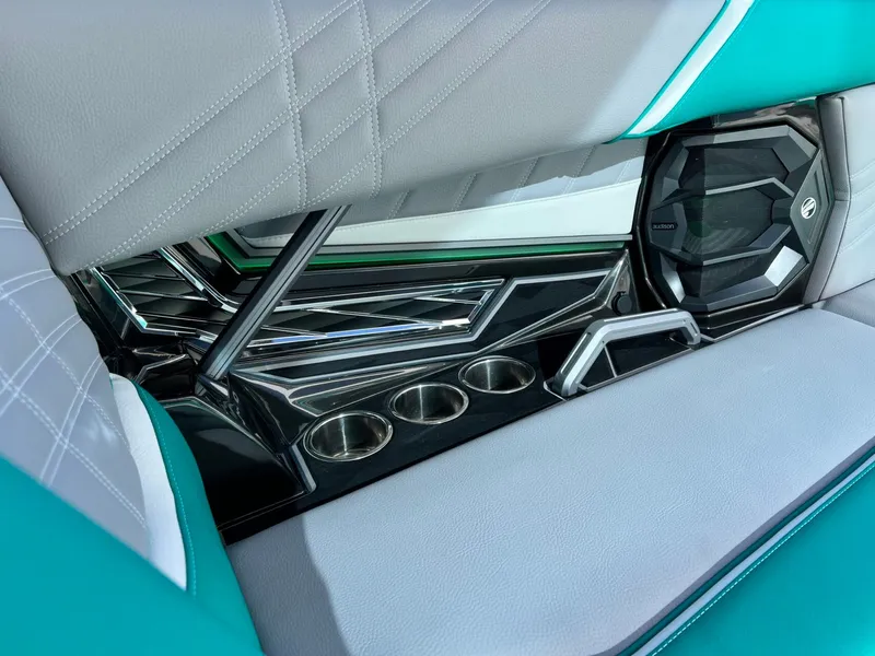 Slide: The Image of Tigé Ultré 25ZX 2024 - 28