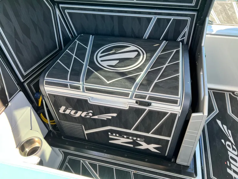 Slide: The Image of Tigé Ultré 25ZX 2024 - 30