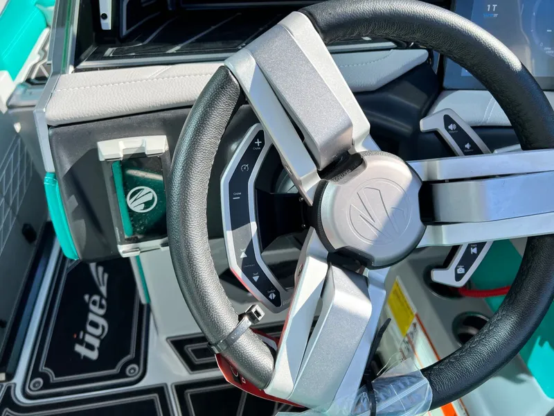 Slide: The Image of Tigé Ultré 25ZX 2024 - 33