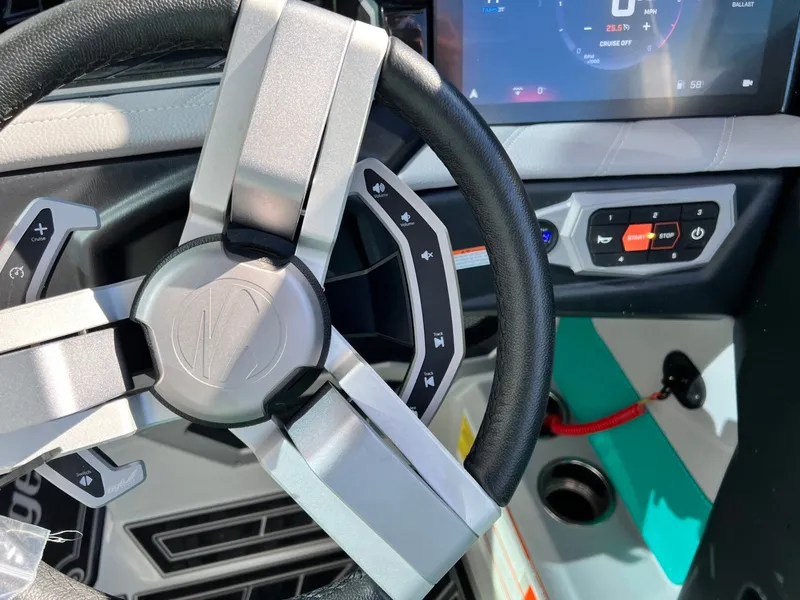 Slide: The Image of Tigé Ultré 25ZX 2024 - 34